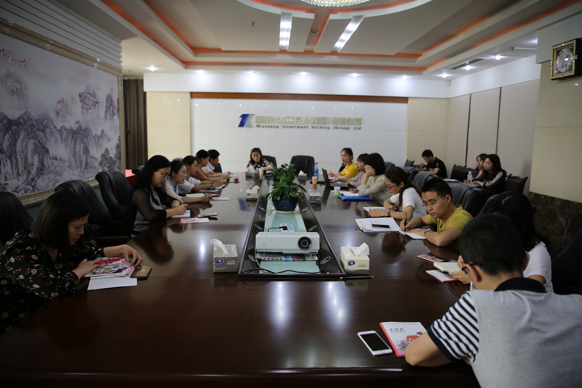 走進檔案 強化培訓 提升管理——綿投集團組織召開“國際檔案日”宣貫及業(yè)務培訓會