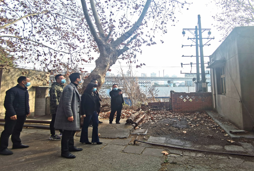 圖片2：公司黨支部書記、董事長陳平帶隊對磨刀溝倉庫資產(chǎn)進行安全檢查_副本