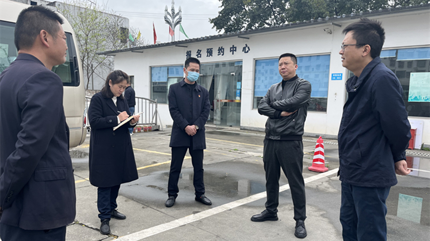 檢查組與報名人員、教練員交流