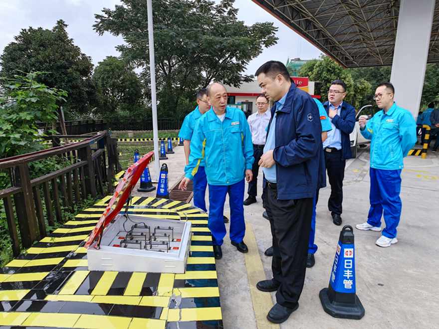 圖1：集團(tuán)黨委書記、董事長肖林督導(dǎo)加油站安全工作