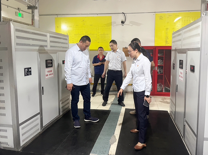 圖2：集團(tuán)黨委副書記、總經(jīng)理孫瑞云督導(dǎo)建設(shè)大廈變配電室安全