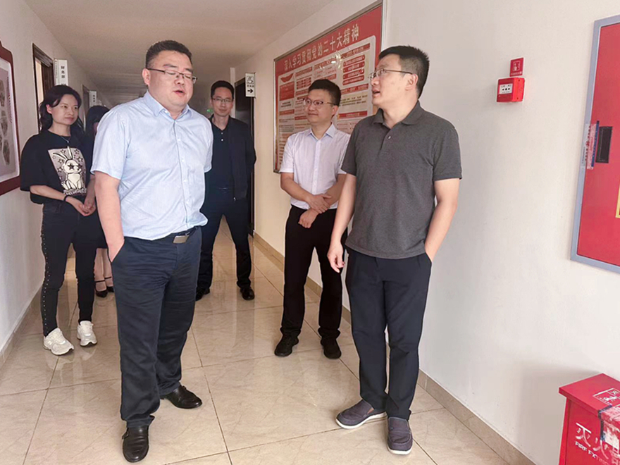 圖5：集團(tuán)總會計師齊飛、副總經(jīng)理馬江水督導(dǎo)辦公區(qū)域消防安全