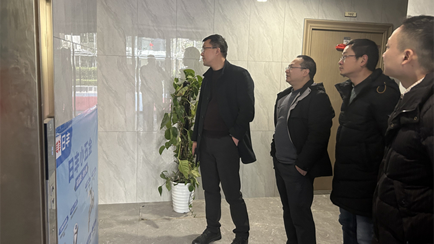 圖四：集團黨委委員、副總經理余佰宣督導綿投置地安全工作